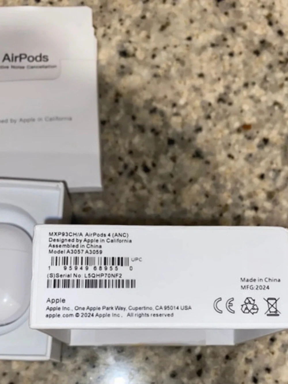 Apple AirPods bundle Wireless Earbuds in White with Charging Case